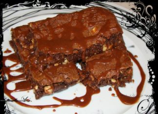 Brownies με φουντούκια και σιρόπι σοκολάτας